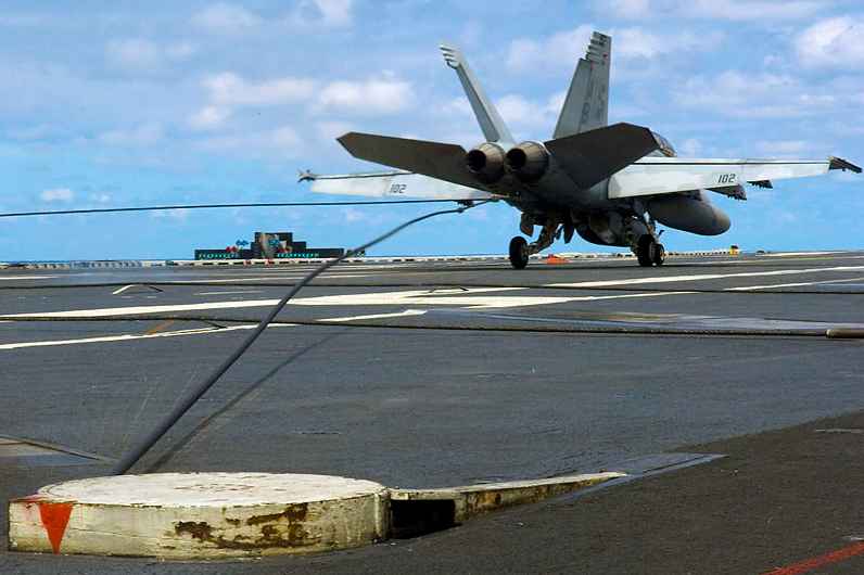 How-a-Pilot-Make-a-Safe-Landing-on-Aircraft-Carrier