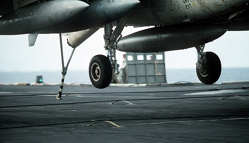 How a Pilot Make a Safe Landing on Aircraft Carrier