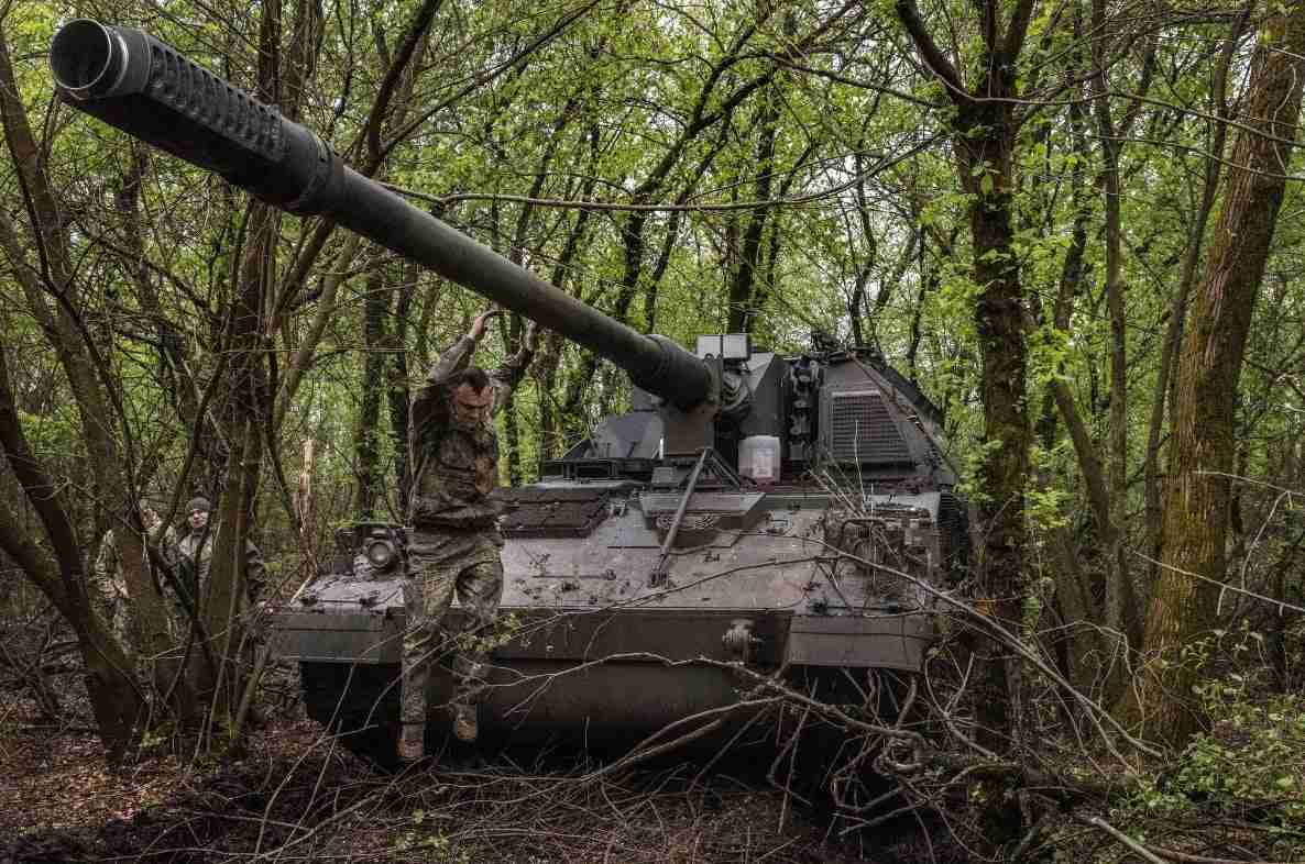 Panzerhaubitze-2000s-with-Mud-season-in-Ukraine