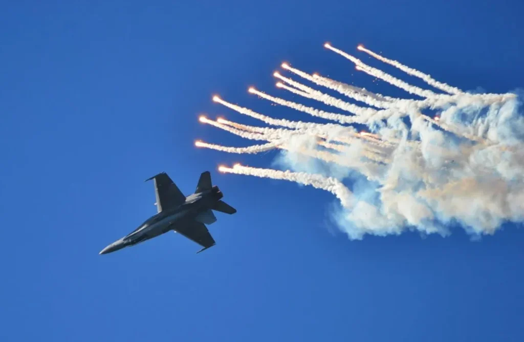 fighter jet use the decoy flares