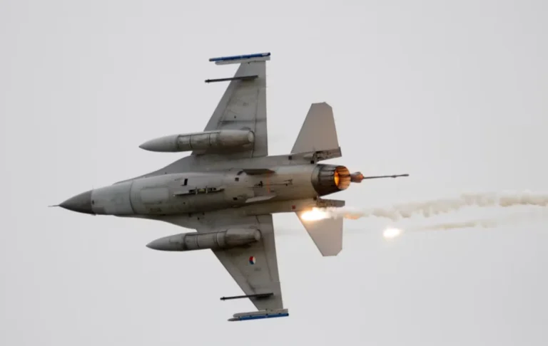 How do Fighter Jets Evade Missiles