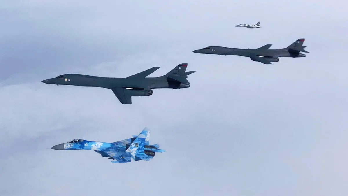 B 1B bombers with ukraine su 27 B-1B bombers flies with Ukraine Su-27