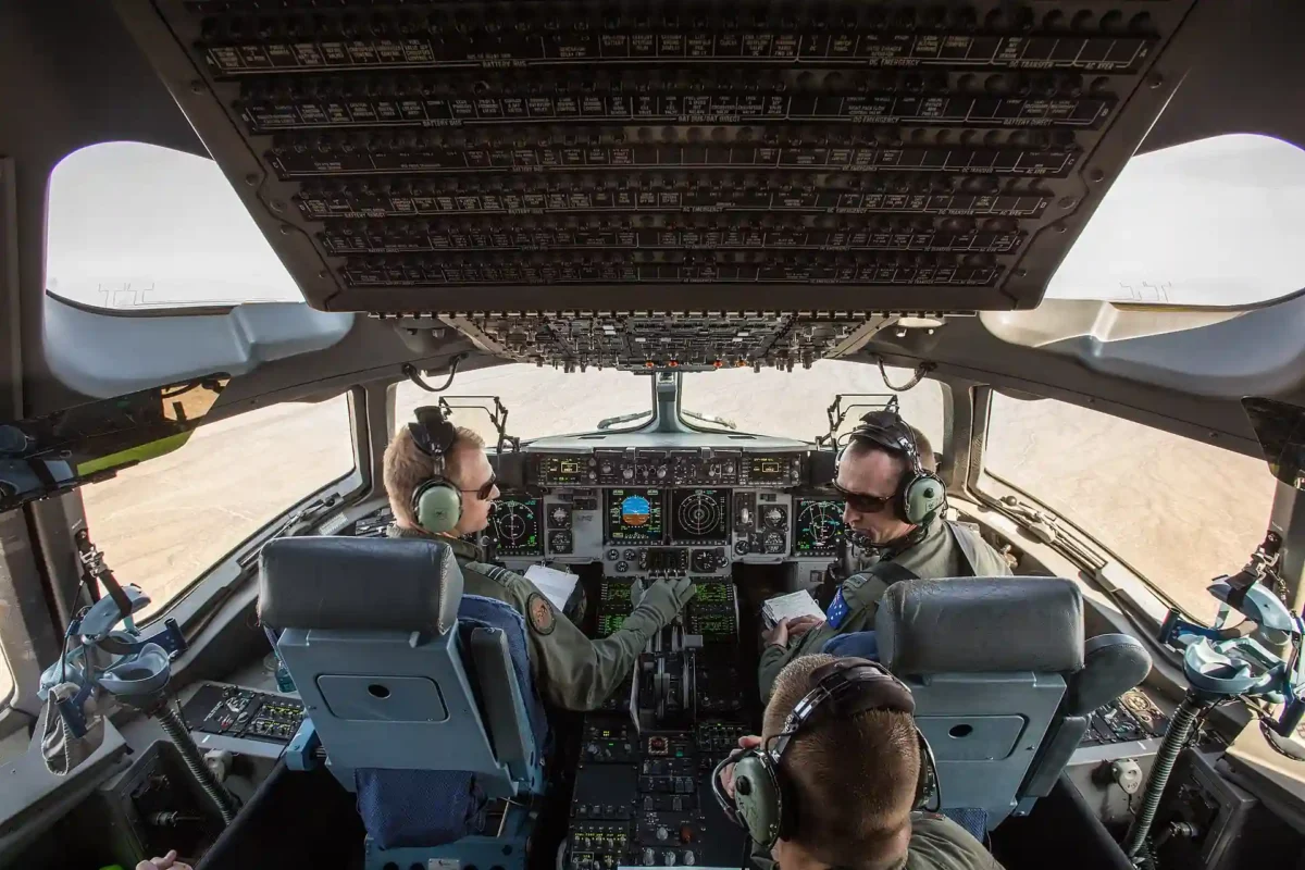 c-17 globemaster cockpit