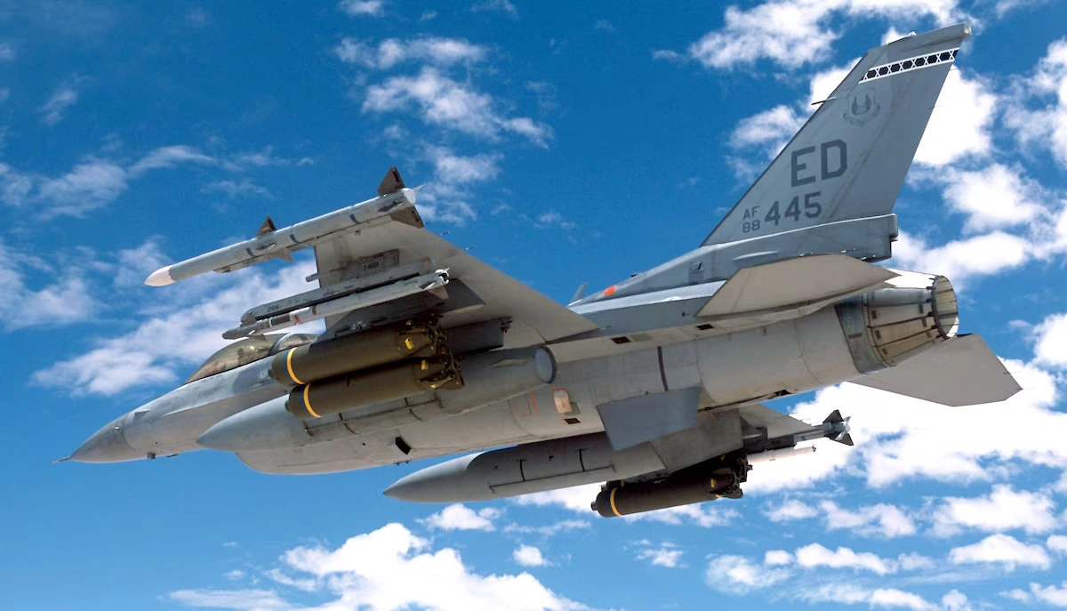 aim-9x missile carried by f-16 fighter jet