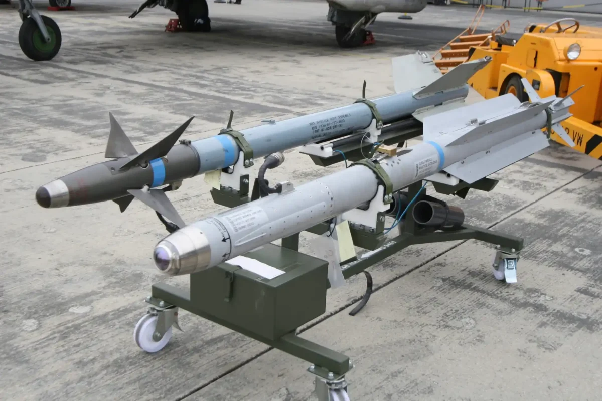 Iris-t vs aim-9 sidewinder