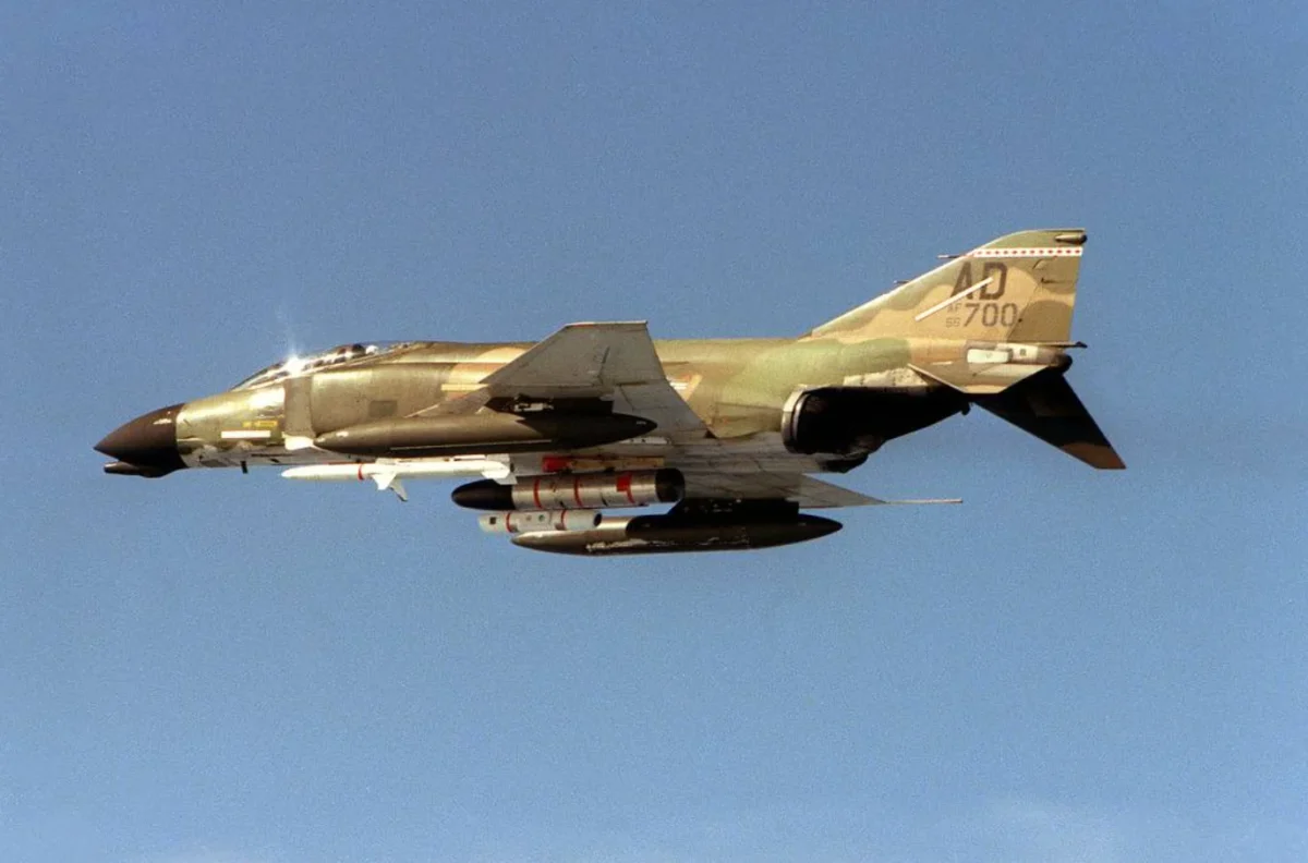 f 4 armed agm 88a harm F-4 Phantom II Armed agm-88a HARM