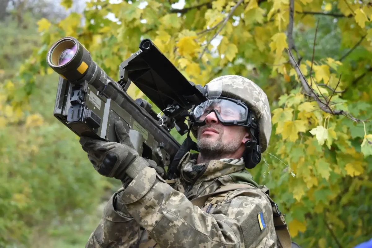 fim 92 stinger ukraine A Ukrainian soldier holds an FIM-92 Stinger launcher