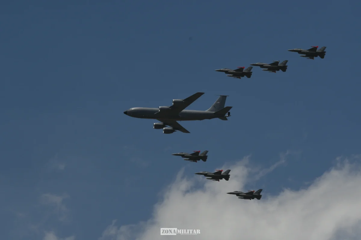 Boeing KC-135 and six f-16 during delivery to Argentina
