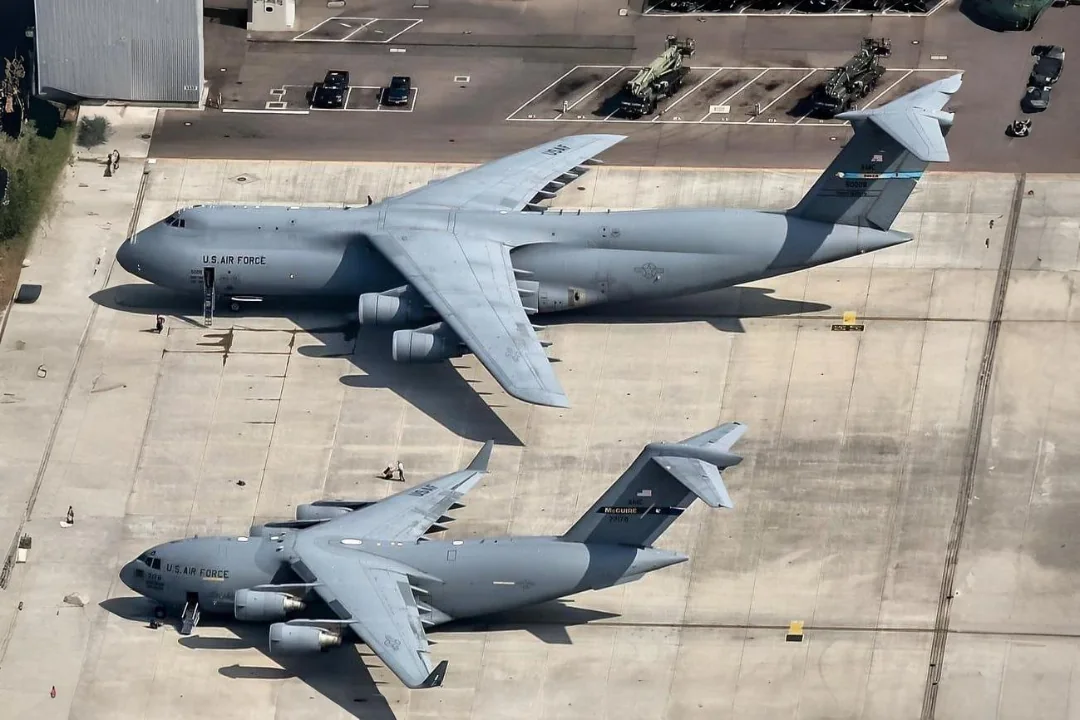 C-5 Galaxy vs C-17