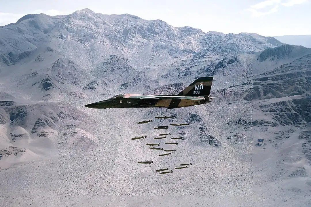F 111 dropping MK82 bomb F-111 dropping MK82 bomb