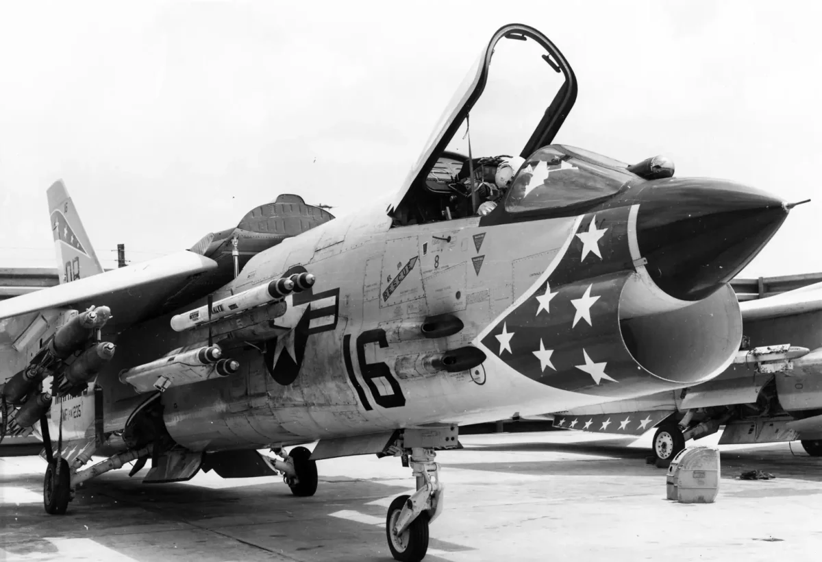 f-8 crusader weapon