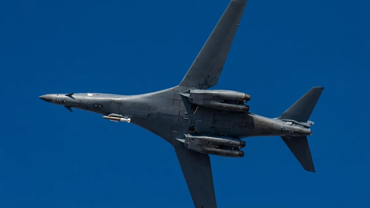 b 1b lancer carring gbu 72 bomb b-1b lancer carring gbu-72 bomb