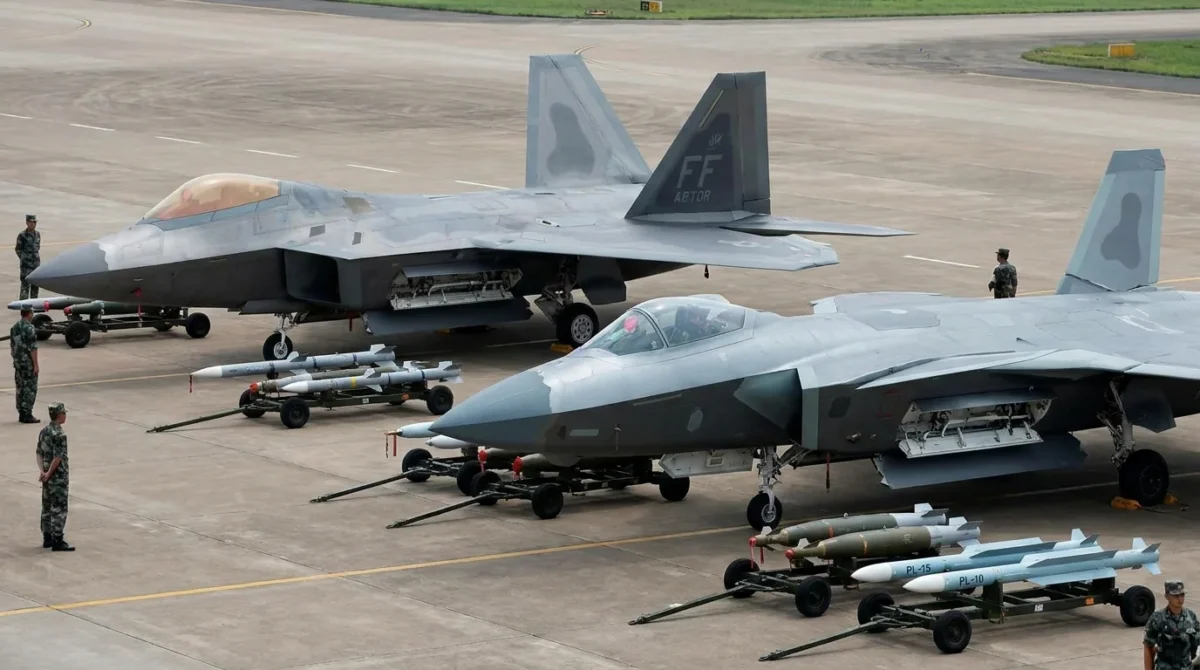 Chengdu J-20 and F-22 Raptor Show Its Weapons
