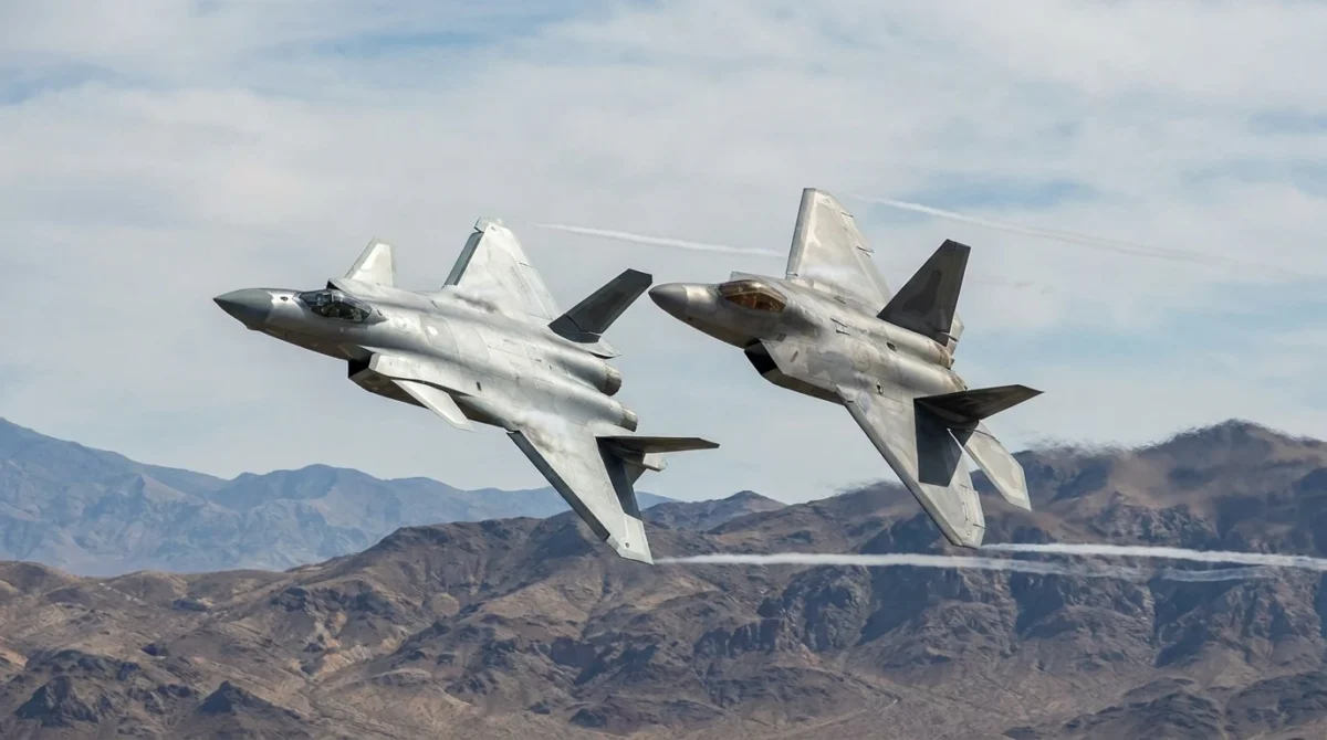 Chengdu J-20 vs F-22 Raptor Dogfight