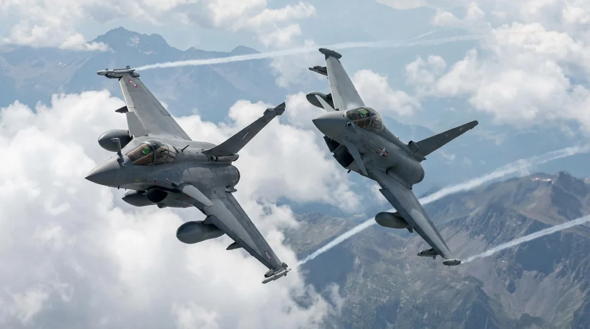 Rafale vs Typhoon dogfighting